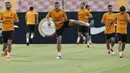 Striker AS Roma, Edin Dzeko, saat latihan jelang laga Liga Champions di Trigoria, Roma, Selasa (1/5/2018). AS Roma akan berhadapan dengan Liverpool. (AP/Riccardo Antimiani)