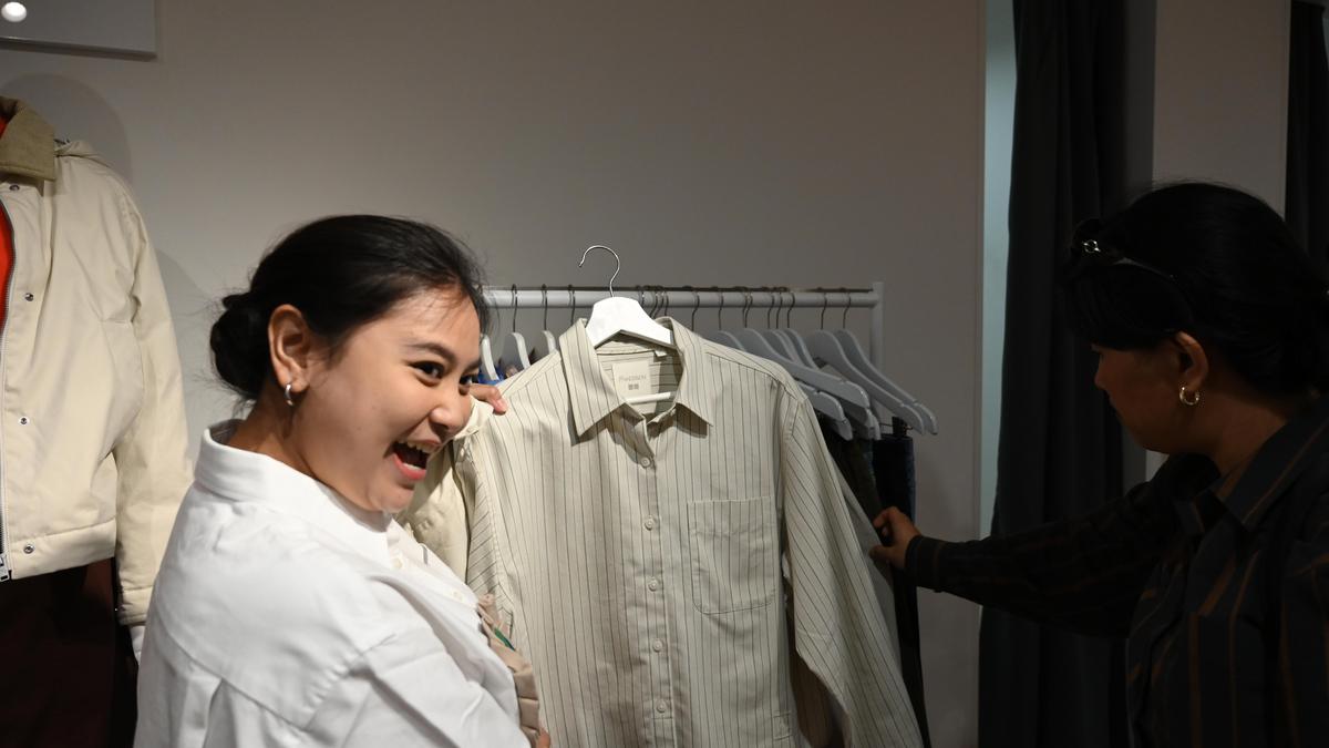 Koleksi Kolaborasi Jonathan Anderson x Uniqlo Berlanjut, Kemeja Boxy Crop nan Genderless Jadi Sorotan