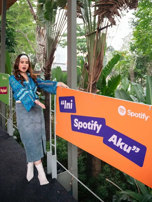 Tissa Biani memadukan atasannya dengan slit midi jeans skirt yang terlihat trendy. [@tissabiani]