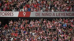 Banner perpisahan striker Atletico Madrid, Fernando Torres, saat melawan Eibar pada laga La Liga Spanyol di Stadion Wanda Metropolitano, Madrid, Minggu (20/3/2018). Laga ini merupakan yang terakhir bagi Torres bersama Atletico. (AFP/Gabriel Bouys)