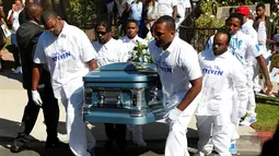 Peti mati Carnell Snell Jr, yang ditembak oleh Polisi Los Angeles tiba di tempat upacara peringatan di LA, California, AS, Sabtu (8/10). Polisi mengatakan terpaksa menembak karena Snell hendak menyerang mereka dengan senpi.  (REUTERS / Jonathan Alcorn)