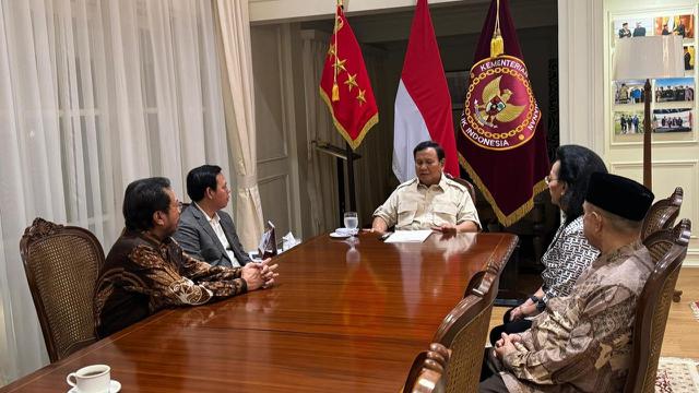 Anggota DPD yang juga kandidat Wakil Ketua DPD 2024-2029 Tamsil Linrung, Sultan Bachtiar Najamuddin, Gusti Kanjeng Ratu Hemas, dan Yorrys Raweyai sowan bertemu Presiden Terpilih Prabowo Subianto.