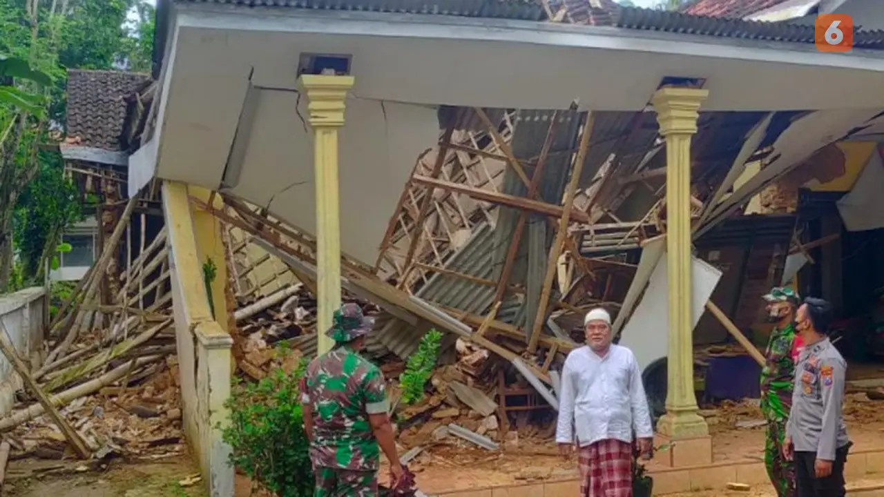 Hujan dan angin kencang porak porandakan rumah warga Sumenep (Liputan6.com/Istimewa)