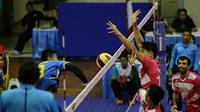 Pemain Jakarta Pertamina Energi mencoba memblok smes keras pemain Jakarta Elektrik PLN pada seri pembuka kompetisi bola voli Proliga 2017 di GOR Ken Aron, Malang, Minggu (29/1/2017). (Rana Adwa)