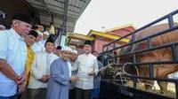 Wagub Sumut, Musa Rajekshah menyerahkan hewan kurban untuk disembelih saat Hari Raya Idul Adha 1443 Hijriah di Kampung Besilam, Kabupaten Langkat