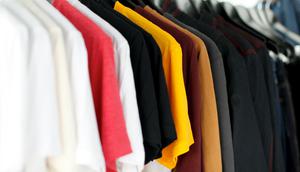 Ilustrasi produk white label, kaus, t-shirt. (Photo by Parker Burchfield on Unsplash)