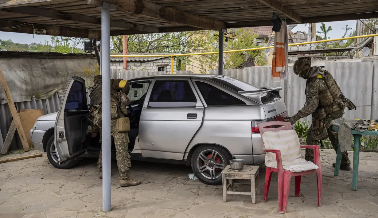<p>Garda Nasional Ukraina memeriksa sebuah mobil selama misi pengintaian di sebuah desa yang baru saja direbut kembali di pinggiran Kharkiv, Ukraina timur, Sabtu, 14 Mei 2022. Militer Ukraina membuat pernyataan pada Selasa (10/5) bahwa pasukannya telah merebut kembali desa-desa dari pasukan Rusia di utara dan timur laut Kharkiv. (AP Photo/Bernat Armangue)</p>