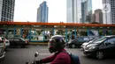 Kendaraan melintasi halte TransJakarta di Kawasan Sudirman, Jakarta, Senin (8/6/2020). Aktivitas perkantoran di Ibu Kota kembali beroperasi pada Senin (8/6) seiring penerapan Pembatasan Sosial Berskala Besar (PSBB) transisi. (Liputan6.com/Faizal Fanani)