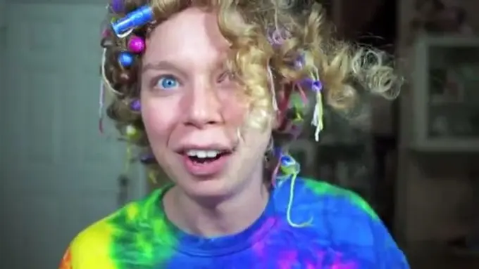 [Bintang] Keriting Rambut Pakai Tampon? Bisa dan Kamu Harus Coba!