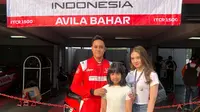 Pembalap muda Honda Racing Indonesia, Avila Bahar (kiri) dengan sang kekasih Thalia Syamsi dan adik bungsunya usai balapan di sentul (istimewa)