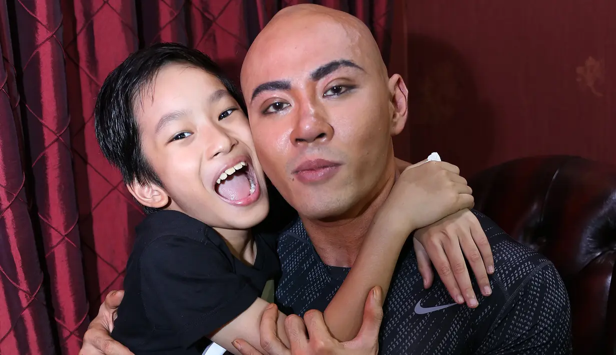 Azka terlihat riang bersama sang ayah. (Galih W. Satria/Bintang.com)