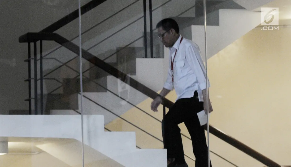 Anggota Komisi XI Fraksi PAN, Sukiman menaiki tangga menuju ruang pemeriksaan di Gedung KPK, Jakarta, Rabu (20/2). Sukiman diperiksa sebagai saksi untuk tersangka Plt Kadis PUPR Kabupaten Pegunungan Arfak, Natan Pasomba. (Merdeka.com/Dwi Narwoko)