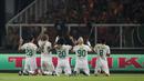 Pemain Persebaya merayakan gol yang dicetak Osvaldo Haay ke gawang Persija Jakarta pada laga Shopee Liga 1 di SUGBK, Jakarta, Selasa (17/12). Persebaya menang 2-1 atas Persija. (Bola.com/Yoppy Renato)