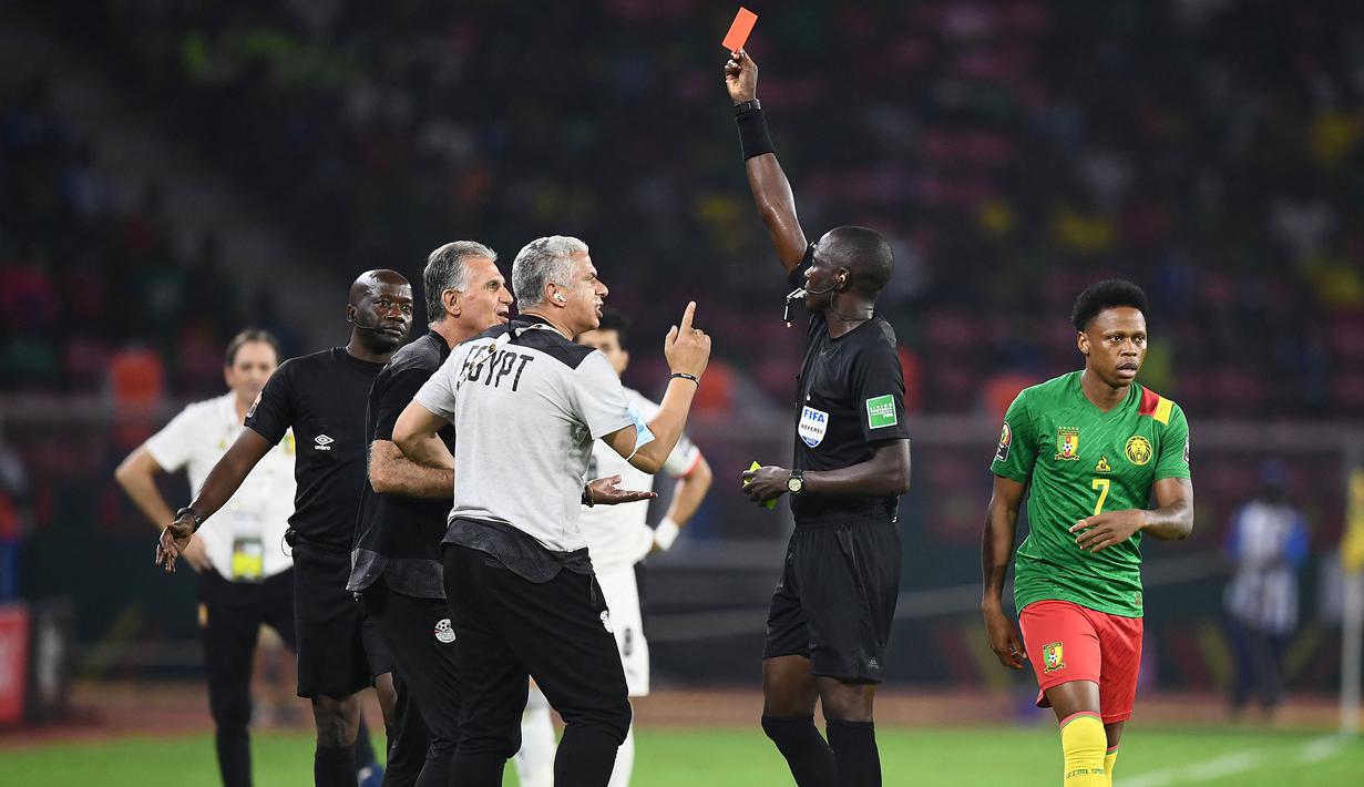 Memasuki menit-menit terakhir, wasit Bakary Papa Gassama mengeluarkan kartu merah untuk pelatih kepala Mesir, Queiroz yang melakukan protes keras. Laga pun harus dilanjutkan ke babak extra time. (AFP/Charly Triballeau)
