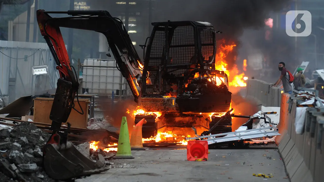 FOTO: Aksi Anarkis Massa Membakar Halte Transjakarta di Thamrin