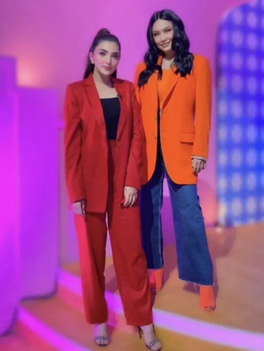 <p>Kali ini Titi DJ &amp; Ashanty tampil begitu kasual dalam balutan blazer berwarna bold. Gaya fashion Keduanya tampak begitu seru dan awet muda. [Foto: Instagram/ Titi DJ]</p>
