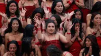 Sejumlah wanita Hindu bersiap mandi suci dI sungai Bagmati pada festival keagamaan Madhav Narayan, Nepal, Selasa (16/1). Selama upacara, bagi perempuan yang sudah menikah, mereka mendoakan suami mereka memohon panjang umur. (AP Photo/Niranjan Shrestha)