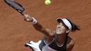 Ekspresi Garbine Muguruza melakukan servis saat melawan Anett Kontaveit pada ajang Prancis Terbuka di Roland Garros stadium, Paris, (31/5/2017). (AP/Petr David Josek)