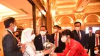 Dita Karang diketahui menetap di Korea Selatan. Ia pun mendapat kesempatan untuk menyambut kedatangan Presiden Jokowi dan Ibu Iriana dalam kunjungan kerja di Seoul, Korea Selatan.(Youtube.com/Sekretariat Presiden)