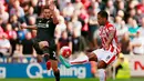 Bek Stoke, Glen Johnson berusaha melewati gelandang Liverpool, Adam Lallana pada Liga Premier Inggris di Britannia Stadium, Minggu (9/8/2015).Liverpool menang atas Stoke City dengan skor 1-0. (Reuters/Jason Cairnduff)