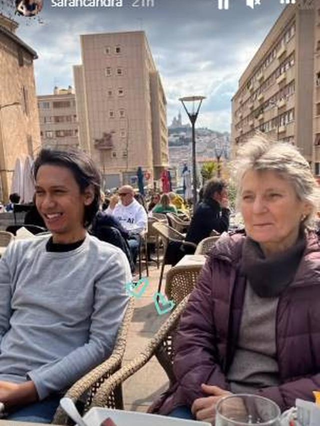 7 Potret Keseruan Eross Candra dan Sarah Diorita Pulang Kampung Ke Prancis