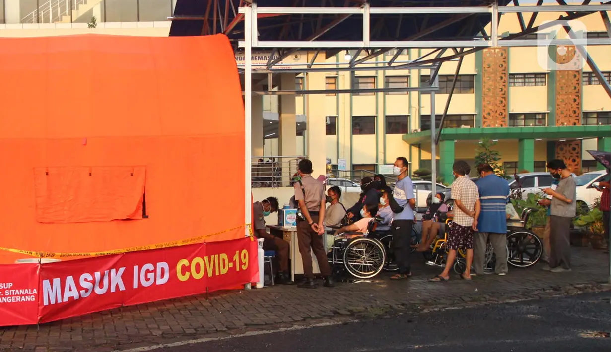 Pasien yang terpapar Covid-19 antre di luar tenda darurat yang didirikan di RSUP dr Sintanala, Kota Tangerang, Rabu (30/6/2021).  Tenda Darurat di RSUP dr. Sintanala langsung penuh hingga pasien yang terus berdatangan harus mengantri sampai keluar tenda. (Liputan6.com/Angga Yuniar)