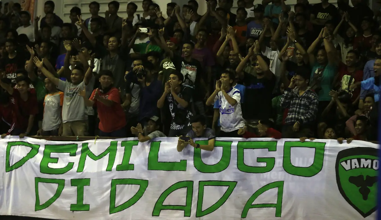 Pendukung tuan rumah Vamos Mataram merayakan gol yang dicetak timnya ke gawang Bintang Timur Surabaya dalam laga Seri III Grup B Wilayah Timur Pro Futsal League 2016 di GOR 17 Desember, Mataram, NTB, Sabtu (12/3/2016). (Bola.com/Arief Bagus)