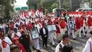 Peserta mengikuti kegiatan Napak Tilas Proklamasi di Tugu Proklamasi, Jakarta, Kamis (16/8). Acara tersebut diadakan dalam rangka menyambut HUT RI yang diikuti oleh masyarakat dari beragam latar belakang. (Liputan6.com/Immanuel Antonius)