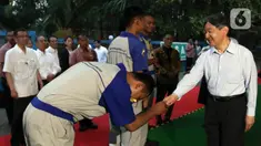 Kaisar Jepang Naruhito (kanan) menyalami siswa saat mengunjungi Sekolah Menengah Kejuruan (SMK) Mitra Industri M2100 di Cikarang, Kabupaten Bekasi, Jawa Barat, Selasa (20/6/2023). SMK Mitra Industri M2100 merupakan sekolah yang didirikan dan dikelola oleh perusahaan Jepang. (Liputan6.com/Herman Zakharia)