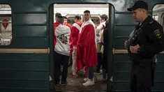 Antusias suporter menggunakan kereta menuju Luzhniki stadium, Moskow, Rusia, (14/6/2018).  Rusia akan melawan Arab Saudi pada laga pembuka. (AP/Felipe Dana)
