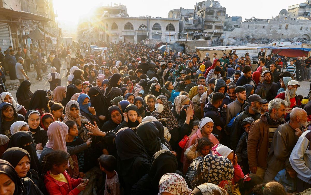 Ribuan warga Palestina berdesakan antre roti