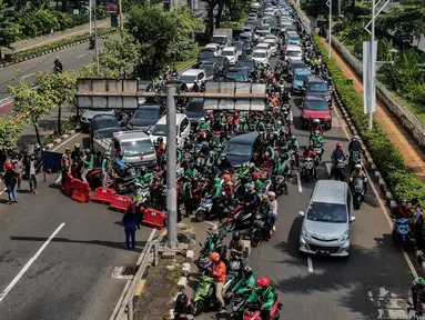 Aparat kepolisian melakukan penyekatan kendaraan di Pemuda, Jakarta Selatan, Kamis (15/7/2021). Polda Metro Jaya menambahkan penyekatan 100 titik yang ada di Jakarta dan sekitarnya pada hari ini selama penerapan Pemberlakuan Pembatasan Kegiatan Masyarakat (PPKM) darurat. (Liputan6.com/Johan Tallo)