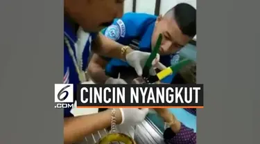 Seorang wanita mendatangi sebuah rumah sakit di distrik Mueng, Loey, Thailand untuk membantunya melepaskan cincin. Jarinya membengkak setelah 30 tahun mengenakan cincin yang sempit.