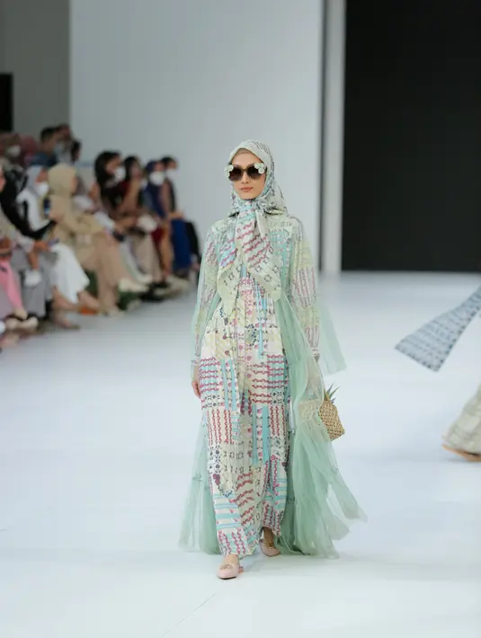 Para model mempresentasikan dengan baik, menghadirkan keceriaan yang seru dan menyenangkan. [Foto: Daniel Kampua]