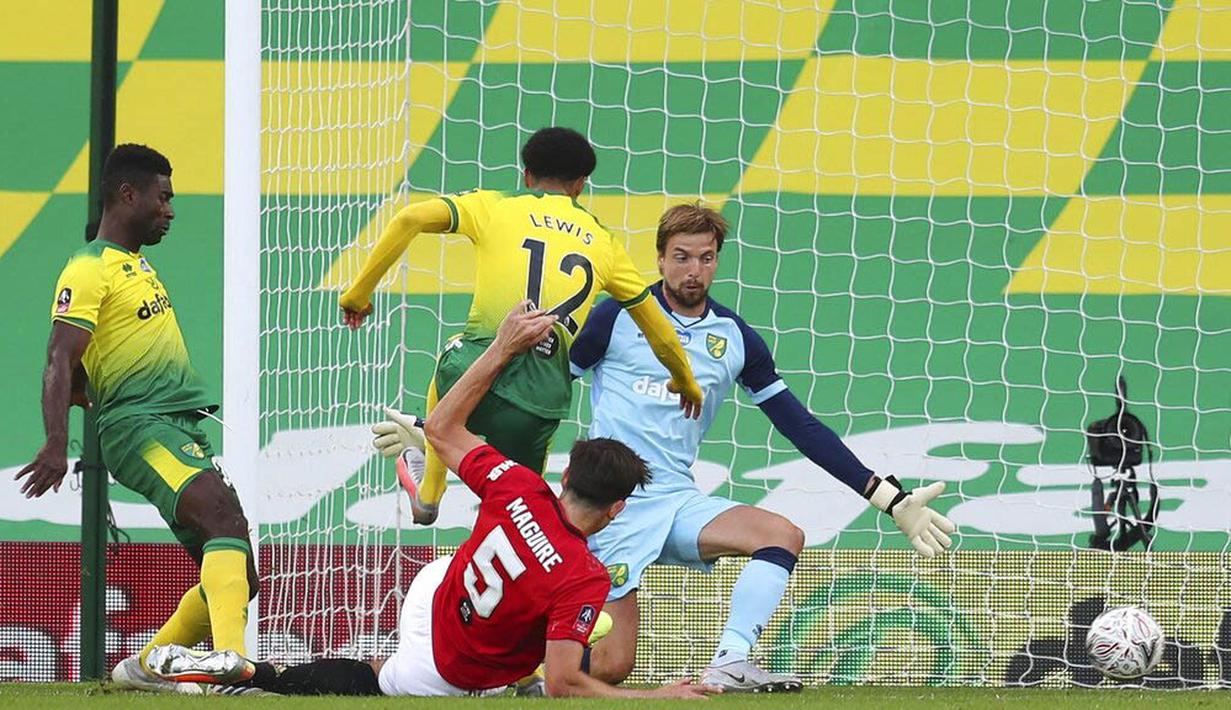 Bek Manchester United, Harry Maguire, mencetak gol ke gawang Norwich City pada laga Piala FA di Carrow Road, Norwich, Sabtu (27/6/2020). Manchester United menang 2-1 atas Norwich City. (AP/Catherine Ivill)