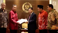 Ketua Badan Pemeriksa Keuangan (BPK) Moermahadi Soerja Djanegara menyerahkan hasil investigasi Pelindo II kepada Ketua DPR Setya Novanto di Gedung Nusantara III, Komplek Parlemen, Senayan, Jakarta, Selasa (13/6). (Liputan6.com/Johan Tallo)