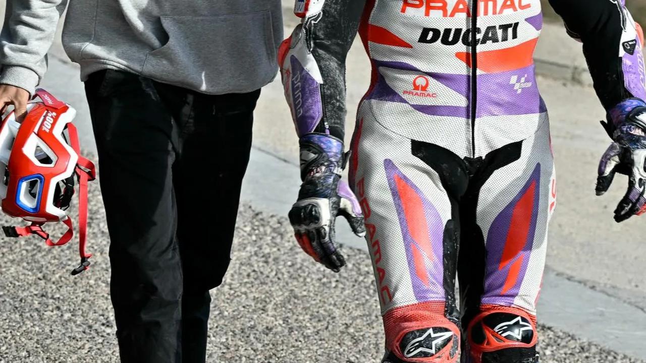 Begitu juga dengan ekspresi Jorge Martin yang juga tampak kecewa karena gagal merebut gelar juara dunia dari Pecco.