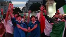 Fans Italia menonton di layar raksasa dari zona penggemar resmi di Piazza del Popolo di Roma pada laga pertama grup A Euro 2020 /2021 Turki vs Italia, Jumat (11/6/2021). Timnas Italia berhasil menang 3-0 atas Turki. (ANDREAS SOLARO/AFP)