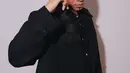 Vidi Aldiano tampil totalitas meniru gaya ikonik Deddy Corbuzier saat masih aktif sebagai pesulap. Dengan kepala setengah botak, Vidi Aldiano aplikasikan eyeliner tebal dan set jubah berwarna hitam [@vidialdiano]