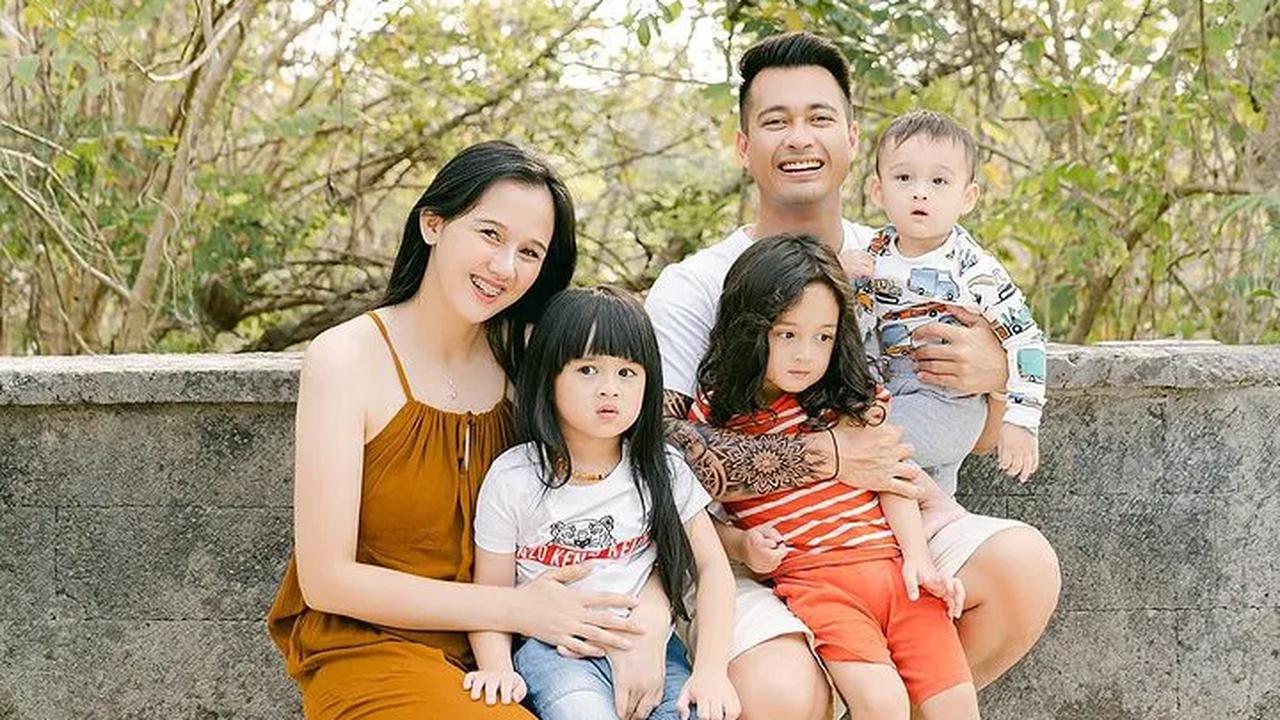 Potret keluarga&nbsp; Eza Gionino langsung mencuri perhatian. Keluarga Eza disebut keluarga 'Good Looking'.<br>