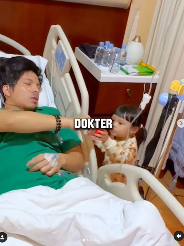 Ameena temani Atta Halilintar di rumah sakit. [Foto: Instagram/attahalilintar]