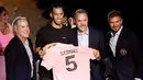 Setelah membela Barcelona selama 15 tahun, Sergio Busquets akhirnya pergi secara gratis pada akhir musim 2022/2023. Ia akhirnya memilih Inter Miami yang mengontraknya hingga 31 Desember 2025 untuk bereuni dengan Lionel Messi. (mlssoccer.com)