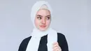 Selain feminim, Janis Kareem Aneira beberapa kali juga terlihat mengenakan hijab. Ada beberapa penampilannya yang memakai hijab terlihat cantik dan menawan. (FOTO: instagram.com/janisaneira/)