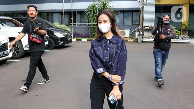 FOTO: Mayang Adik Vanessa Angel Diperiksa Terkait Dugaan Pencemaran Nama Baik