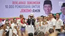 Capres nomor urut 01 Joko Widodo memakai helm saat menghadiri Deklarasi Dukungan 10.000 Pengusaha untuk Jokowi-Ma'ruf Amin di Istora Senayan GBK, Jakarta, Kamis (21/3). Deklarasi dihadiri pengusaha skala kecil sampai besar. (Liputan6.com/Faizal Fanani)