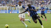 Aksi striker Inter Milan, Romelu Lukaku (kanan) saat berebut bola dengan bek Lazio, Nicolo Casale dalam pertandingan lanjutan Serie A 2022/2023 di Stadion Guiseppe Meazza, Minggu (30/4/2023) malam WIB. (AP Photo/Antonio Calanni)