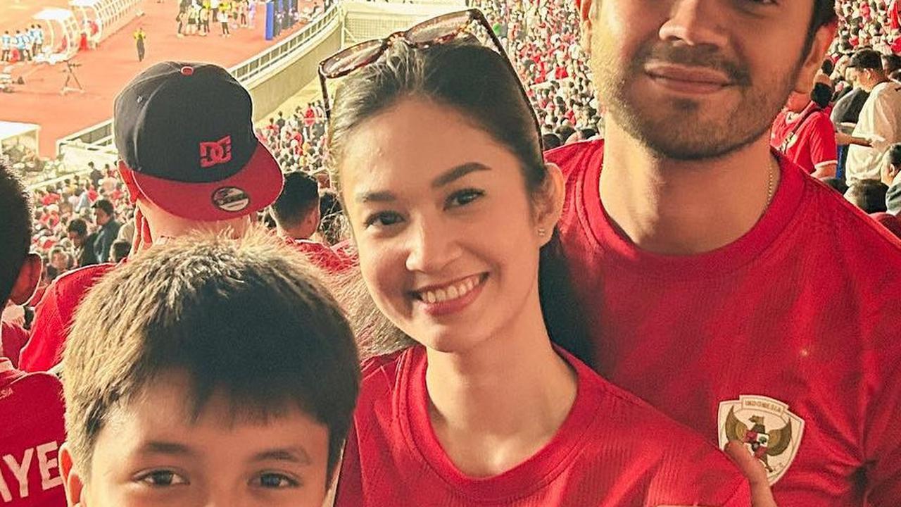 Potret Faradilla Yoshi Nonton Langsung Pertandingan Timnas Indonesia vs Australia di Stadion GBK