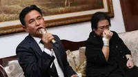 Kuasa hukum Rachmawati Soekarnoputri, Yusril Ihza Mahendra (kiri) memberi keterangan terkait status tersangka pada Rachmawati dalam kasus dugaan makar di Jakarta, Rabu (7/12). (Liputan6.com/Helmi Fithriansyah)
