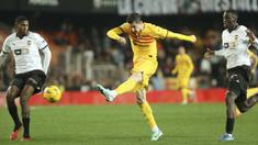 Pemain Barcelona, Robert Lewandowski, melepaskan tendangan saat melawan Valencia pada laga pekan ke-17 La Liga 2023/2024 di Stadion Mestalla, Minggu (17/12/2023). Kedua tim bermain imbang 1-1. (AP Photo/Alberto Saiz)