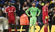 Tiga palang pertahanan Liverpool, Ibrahima Konate, Alisson Becker, dan Virgil van Dijk, tampak kecewa setelah gagal mempertahankan keunggulan saat bertandang ke Elland Road, markas Leeds United, pada pekan ke-15 Premier League 2025/2026, Sabtu (6/12/2025) malam WIB. Liverpool harus puas bermain imbang 3-3 dengan Leeds United. (Oli SCARFF / AFP)